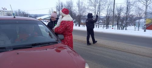 «Имин һәм хәерле юллар сезгә», дип теләде Кыш бабай шоферларга (+фото)