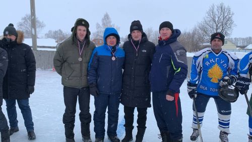 Яңгулда урамнар арасында хоккей ярышы узды (фото)