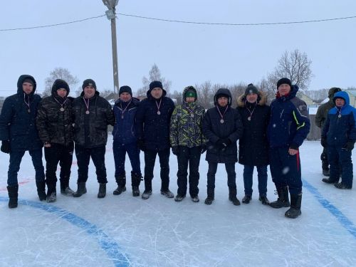 Яңгулда урамнар арасында хоккей ярышы узды (фото)