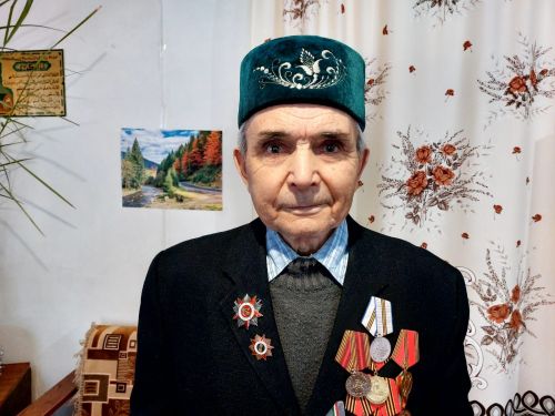 Ветеран бүләкне куанып кабул итте (фото)