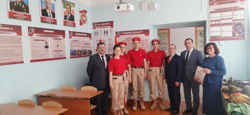 Карадуганда гимназиясендә кызыл тасма нинди хөрмәткә киселгән?