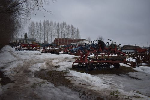 Гаражда чүкеч чыңы, трактор гөрелтесе