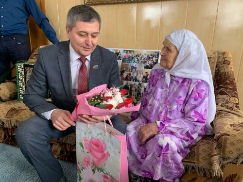 Бүген Гамилә Гыйлмулла кызы Габделхакова хәерле исәнлектә үзенең 90 яшьлек гомер бәйрәмен каршы алды