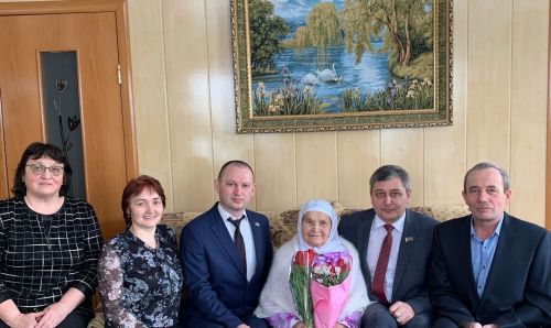 Бүген Гамилә Гыйлмулла кызы Габделхакова хәерле исәнлектә үзенең 90 яшьлек гомер бәйрәмен каршы алды