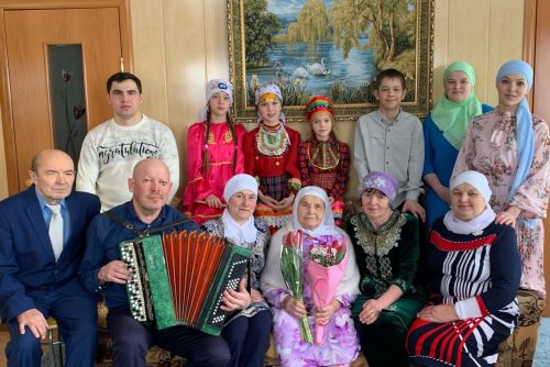 Бүген Гамилә Гыйлмулла кызы Габделхакова хәерле исәнлектә үзенең 90 яшьлек гомер бәйрәмен каршы алды