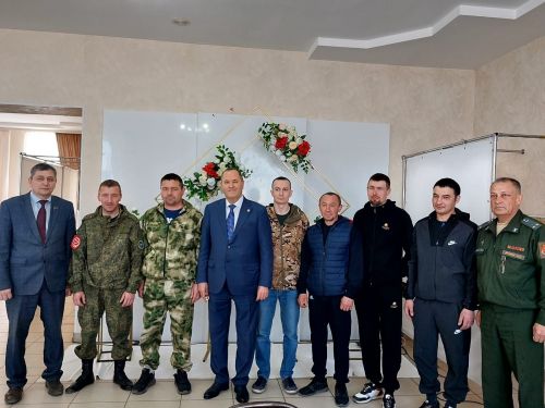 Балтачта район башлыгы махсус хәрби операция зонасыннан ялга кайткан егетләр белән очрашты (фото)