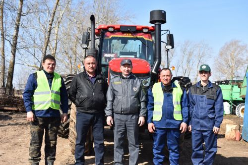 «Двигателең шәп эшли»... Бу сүзләргә һәрбер механизатор сөенде (+ фоторепортаж,видео)