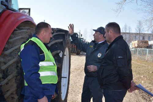 «Двигателең шәп эшли»... Бу сүзләргә һәрбер механизатор сөенде (+ фоторепортаж,видео)