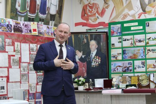 Үзе кебек булды бу очрашу