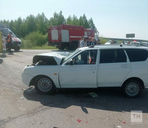 Балтач-Шәмәрдән трассасында кроссовер һәм җиңел машина бәрелешкән (фото)