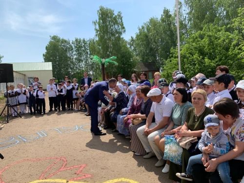 Салавыч күппрофильле лицеенда узган «Соңгы кыңгырау» бәйрәмендә район башлыгы Рамил Нотфуллин да катнашты (фото)