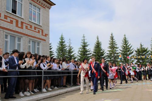 Чепья урта  мәктәбендә бүген моңсу да, шатлыклы да тантана  - «Соңгы кыңгырау» бәйрәме узды (фото)