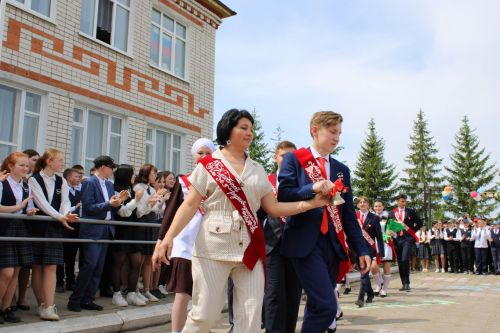Чепья урта  мәктәбендә бүген моңсу да, шатлыклы да тантана  - «Соңгы кыңгырау» бәйрәме узды (фото)