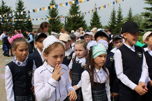 Чепья урта  мәктәбендә бүген моңсу да, шатлыклы да тантана  - «Соңгы кыңгырау» бәйрәме узды (фото)