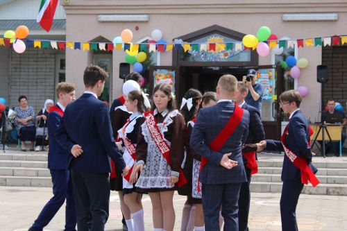 Чепья урта  мәктәбендә бүген моңсу да, шатлыклы да тантана  - «Соңгы кыңгырау» бәйрәме узды (фото)