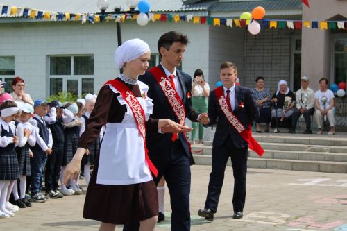 Чепья урта  мәктәбендә бүген моңсу да, шатлыклы да тантана  - «Соңгы кыңгырау» бәйрәме узды (фото)