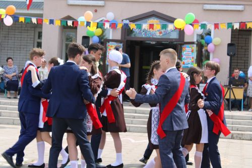 Чепья урта  мәктәбендә бүген моңсу да, шатлыклы да тантана  - «Соңгы кыңгырау» бәйрәме узды (фото)
