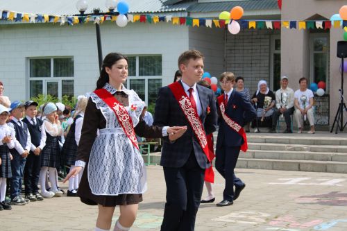 Чепья урта  мәктәбендә бүген моңсу да, шатлыклы да тантана  - «Соңгы кыңгырау» бәйрәме узды (фото)