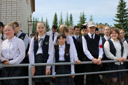 Чепья урта  мәктәбендә бүген моңсу да, шатлыклы да тантана  - «Соңгы кыңгырау» бәйрәме узды (фото)
