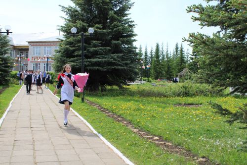 Чепья урта  мәктәбендә бүген моңсу да, шатлыклы да тантана  - «Соңгы кыңгырау» бәйрәме узды (фото)