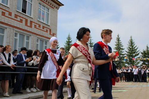 Чепья урта  мәктәбендә бүген моңсу да, шатлыклы да тантана  - «Соңгы кыңгырау» бәйрәме узды (фото)