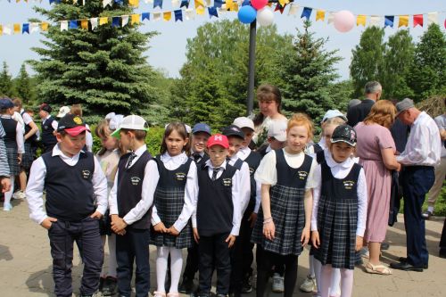 Чепья урта  мәктәбендә бүген моңсу да, шатлыклы да тантана  - «Соңгы кыңгырау» бәйрәме узды (фото)