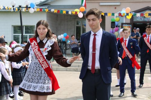 Чепья урта  мәктәбендә бүген моңсу да, шатлыклы да тантана  - «Соңгы кыңгырау» бәйрәме узды (фото)
