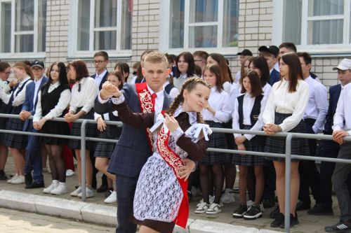 Чепья урта  мәктәбендә бүген моңсу да, шатлыклы да тантана  - «Соңгы кыңгырау» бәйрәме узды (фото)