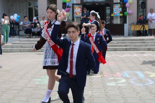 Чепья урта  мәктәбендә бүген моңсу да, шатлыклы да тантана  - «Соңгы кыңгырау» бәйрәме узды (фото)