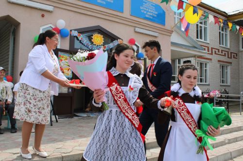 Чепья урта  мәктәбендә бүген моңсу да, шатлыклы да тантана  - «Соңгы кыңгырау» бәйрәме узды (фото)
