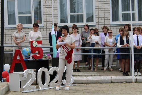 Чепья урта  мәктәбендә бүген моңсу да, шатлыклы да тантана  - «Соңгы кыңгырау» бәйрәме узды (фото)