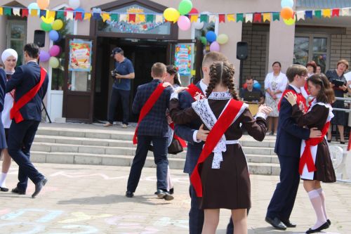 Чепья урта  мәктәбендә бүген моңсу да, шатлыклы да тантана  - «Соңгы кыңгырау» бәйрәме узды (фото)