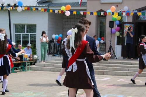 Чепья урта  мәктәбендә бүген моңсу да, шатлыклы да тантана  - «Соңгы кыңгырау» бәйрәме узды (фото)