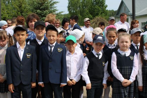 Чепья урта  мәктәбендә бүген моңсу да, шатлыклы да тантана  - «Соңгы кыңгырау» бәйрәме узды (фото)