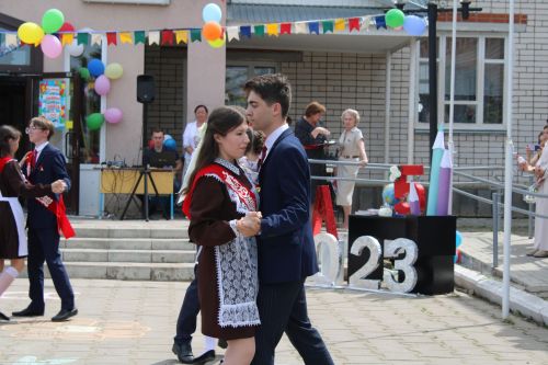 Чепья урта  мәктәбендә бүген моңсу да, шатлыклы да тантана  - «Соңгы кыңгырау» бәйрәме узды (фото)