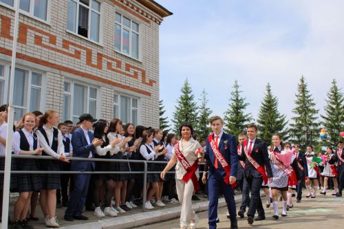 Чепья урта  мәктәбендә бүген моңсу да, шатлыклы да тантана  - «Соңгы кыңгырау» бәйрәме узды (фото)