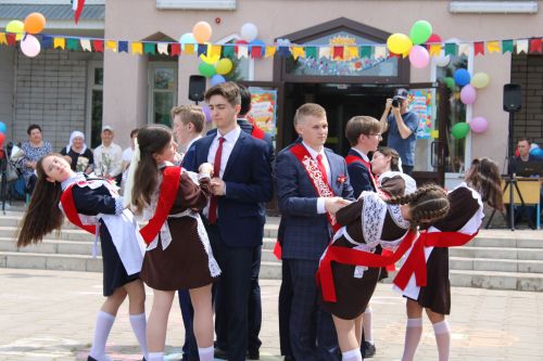 Чепья урта  мәктәбендә бүген моңсу да, шатлыклы да тантана  - «Соңгы кыңгырау» бәйрәме узды (фото)