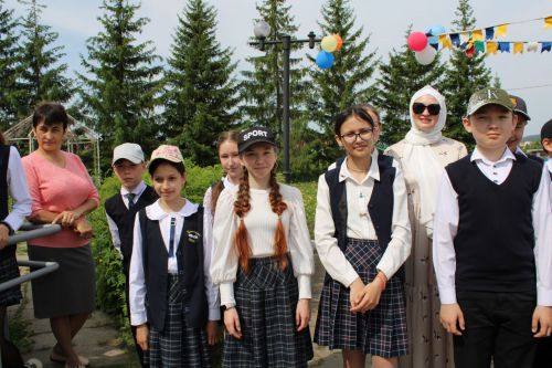 Чепья урта  мәктәбендә бүген моңсу да, шатлыклы да тантана  - «Соңгы кыңгырау» бәйрәме узды (фото)