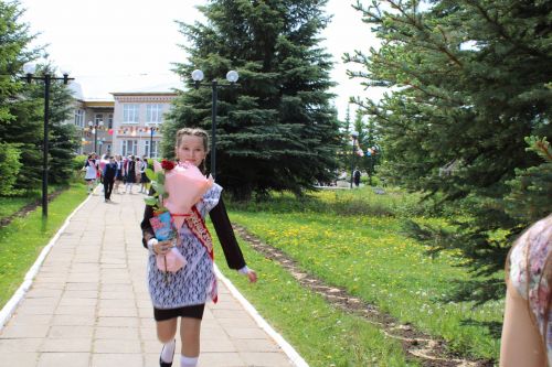 Чепья урта  мәктәбендә бүген моңсу да, шатлыклы да тантана  - «Соңгы кыңгырау» бәйрәме узды (фото)