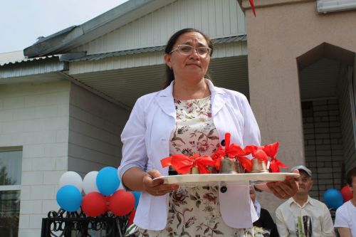 Чепья урта  мәктәбендә бүген моңсу да, шатлыклы да тантана  - «Соңгы кыңгырау» бәйрәме узды (фото)