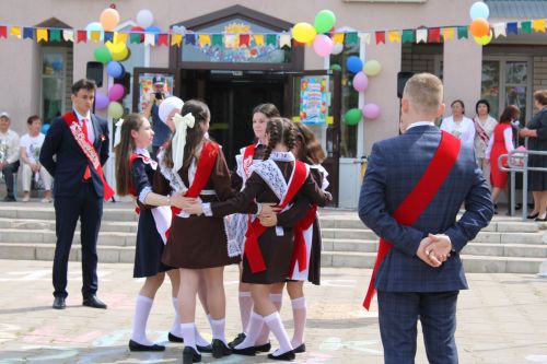 Чепья урта  мәктәбендә бүген моңсу да, шатлыклы да тантана  - «Соңгы кыңгырау» бәйрәме узды (фото)