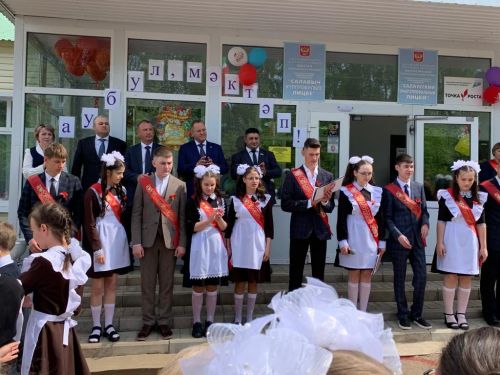 Салавыч күппрофильле лицеенда узган «Соңгы кыңгырау» бәйрәмендә район башлыгы Рамил Нотфуллин да катнашты (фото)