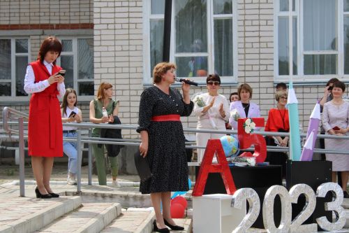 Чепья урта  мәктәбендә бүген моңсу да, шатлыклы да тантана  - «Соңгы кыңгырау» бәйрәме узды (фото)