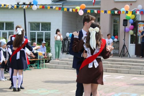 Чепья урта  мәктәбендә бүген моңсу да, шатлыклы да тантана  - «Соңгы кыңгырау» бәйрәме узды (фото)