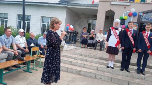Чепья урта  мәктәбендә бүген моңсу да, шатлыклы да тантана  - «Соңгы кыңгырау» бәйрәме узды (фото)