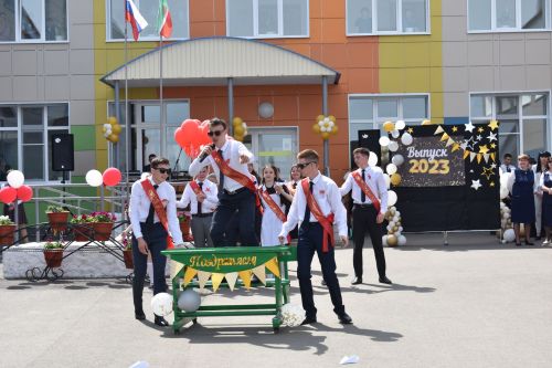 Балтач мәктәбендә узган «Соңгы кыңгырау»дан фоторепортаж