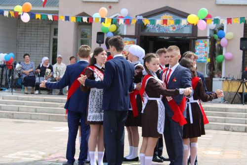 Чепья урта  мәктәбендә бүген моңсу да, шатлыклы да тантана  - «Соңгы кыңгырау» бәйрәме узды (фото)