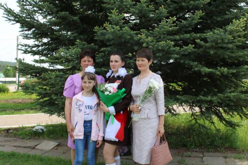 Чепья урта  мәктәбендә бүген моңсу да, шатлыклы да тантана  - «Соңгы кыңгырау» бәйрәме узды (фото)