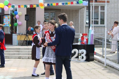 Чепья урта  мәктәбендә бүген моңсу да, шатлыклы да тантана  - «Соңгы кыңгырау» бәйрәме узды (фото)