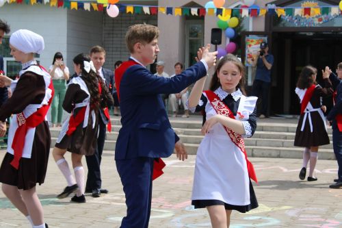Чепья урта  мәктәбендә бүген моңсу да, шатлыклы да тантана  - «Соңгы кыңгырау» бәйрәме узды (фото)